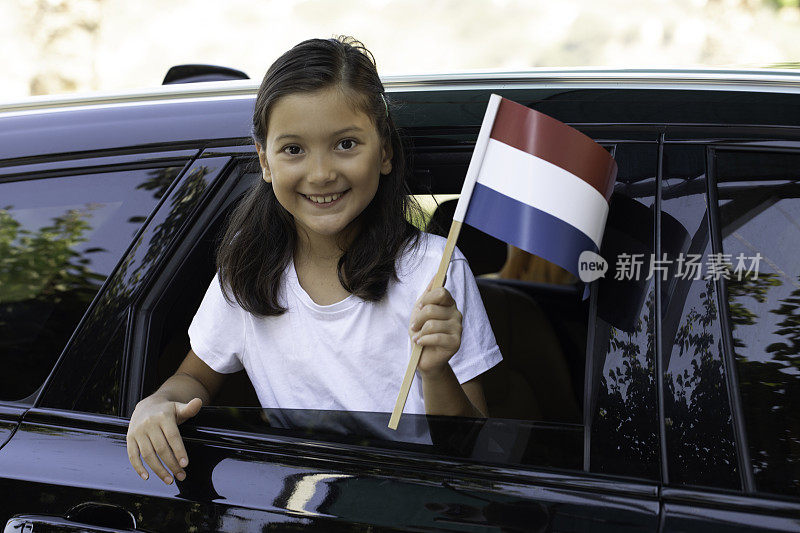 举着荷兰国旗的女孩