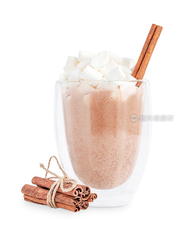 一杯自制的热巧克力或可可与棉花糖和肉桂棒分离在白色