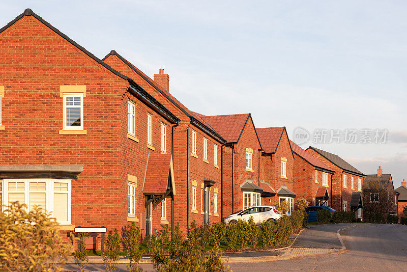 新住宅区，日落时典型的英国红砖房屋