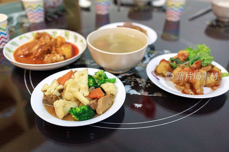 年夜饭上餐桌上各种家常菜的特写。