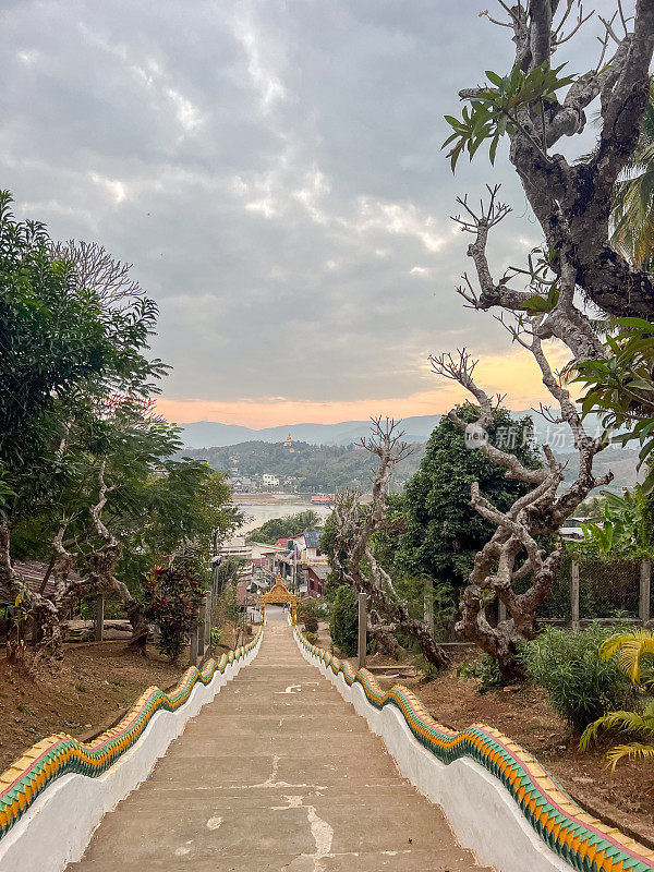 老挝一座寺庙的楼梯