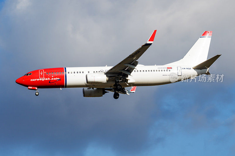 在机场的挪威航空穿梭客机。安排航班旅行。航空和飞机。航空运输。全球国际运输。飞啊飞。