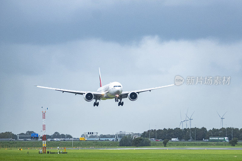 阿联酋航空波音777降落在史基浦机场