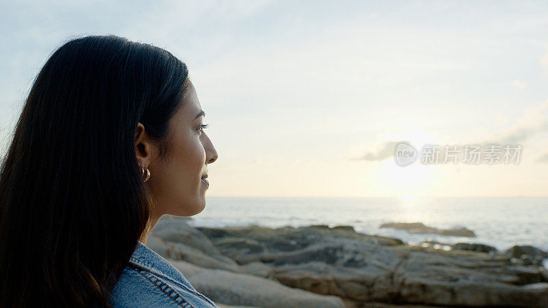 日出，天空和女人在平静的海滩上放松，禅宗或正念假期在早晨。呼吸，和平和女性的侧面人由岛屿，海洋或海洋在假期或周末旅行旅行。