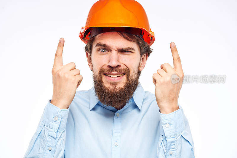 一个穿着工作服的情绪化的男人用他的手比划着一个正式的建筑专业人员