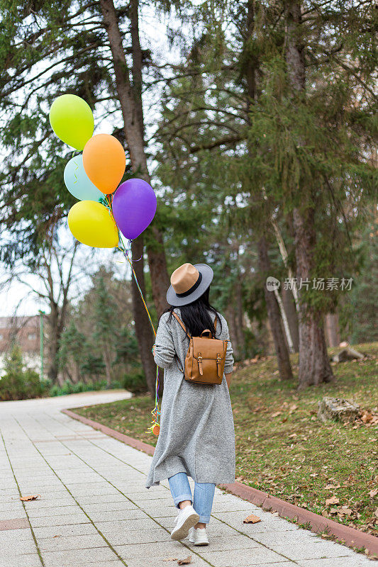 让我们自由和快乐