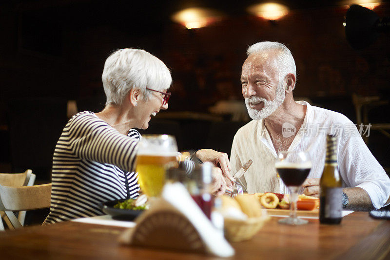 一对老年夫妇一起在餐厅用餐