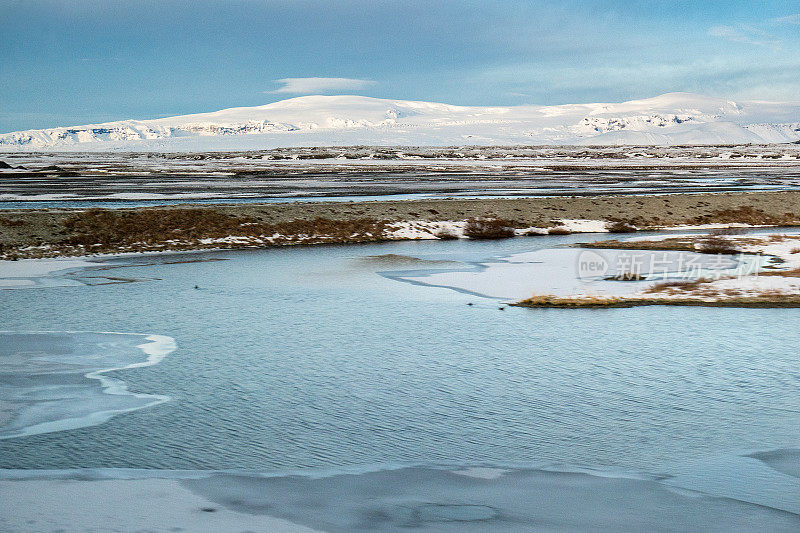 冰岛南部Vík附近的Mýrdalsjökull(冰川)。前景中有冰的湖