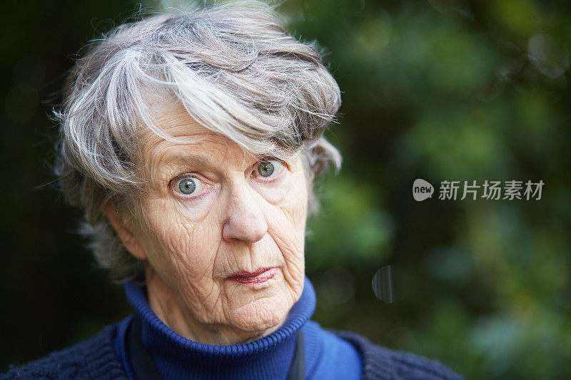 年长的女士不安地看着镜头