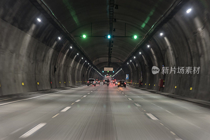 隧道上的道路与汽车交通