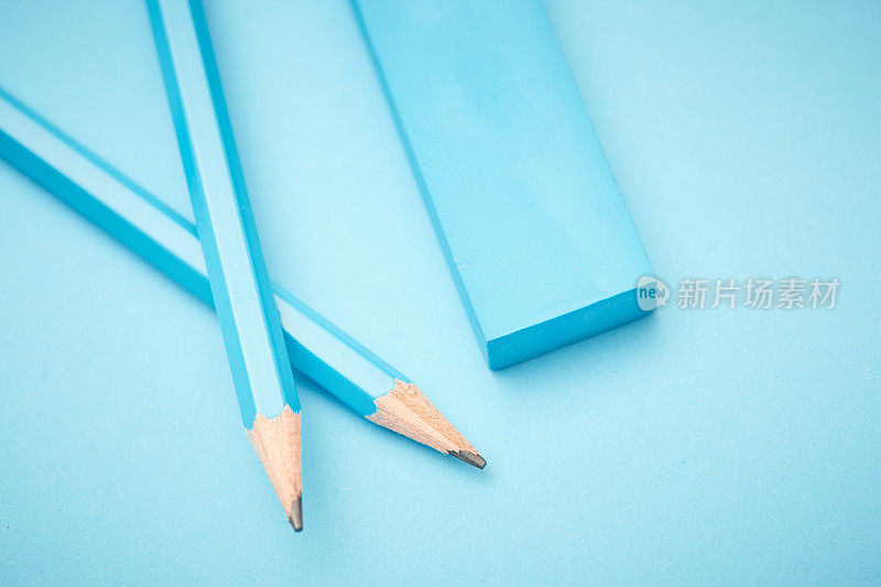 淡蓝色的铅笔和卷笔刀
