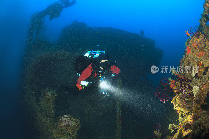 潜水技术潜水员探索和享受沉船潜水海上生命潜水夫妇水上运动技术潜水水肺潜水员的观点