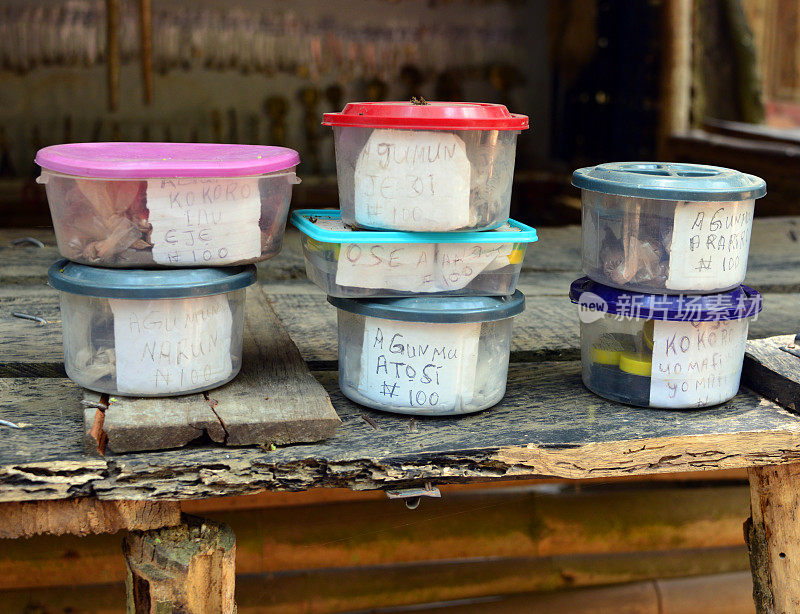 在塑料盒出售的魔法药水-奥桑奥索博圣林，奥索博，奥桑州，尼日利亚