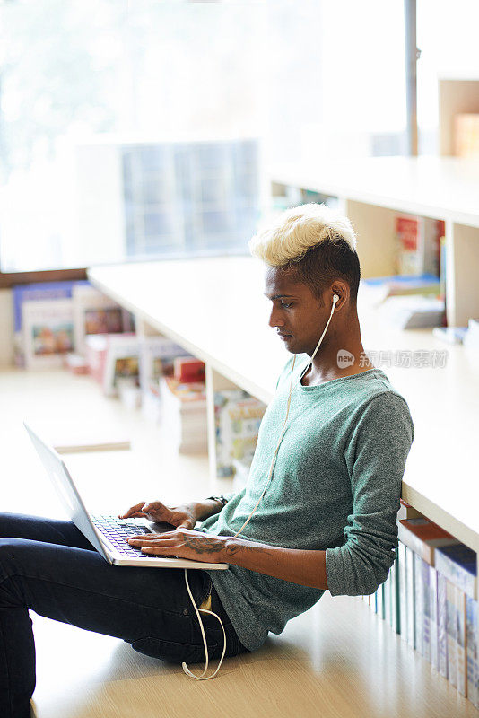 时髦的黑人学生用笔记本电脑
