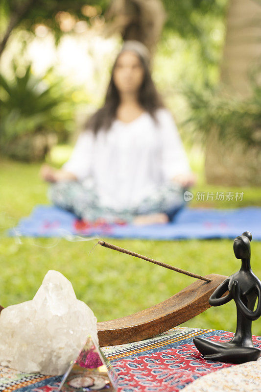 在草地上沉思的女人