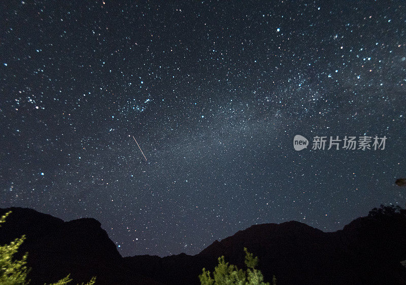 美丽清澈的夜空，繁星点点