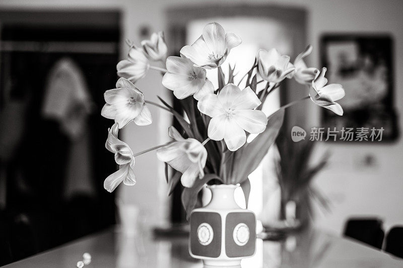 花瓶里的花，黑白相间