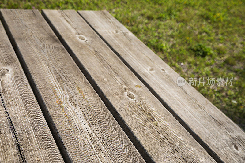 木材纹理的背景。松木野餐桌。风化的打结松木。