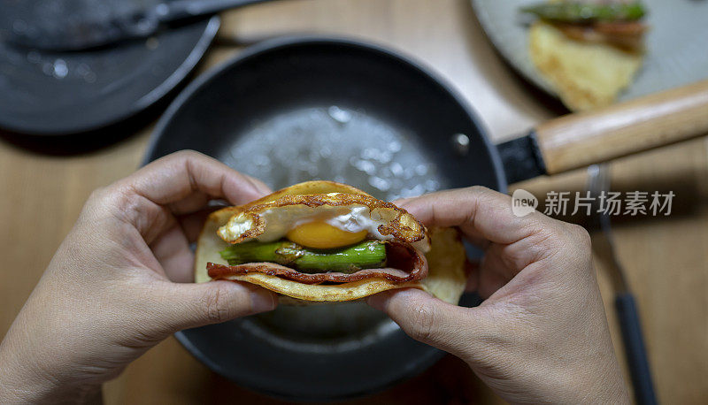 自制煎饼，夹培根，芦笋和煎蛋