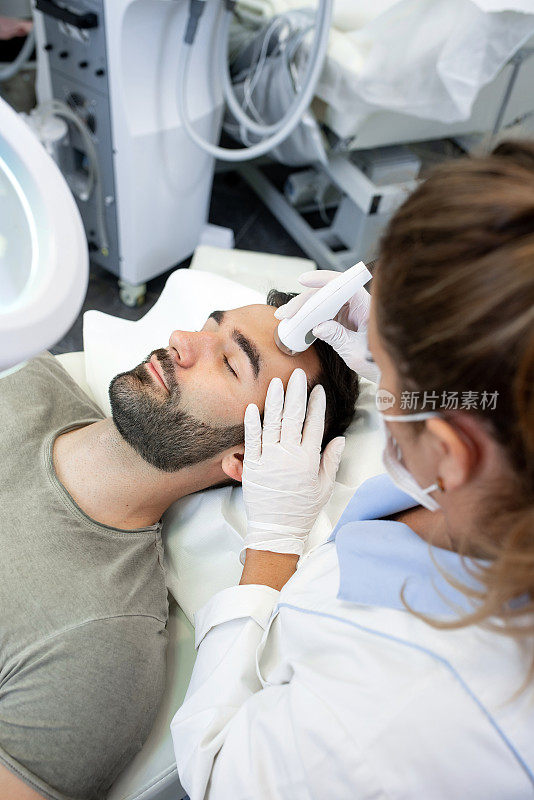 专业美容师提供超声波面部护理