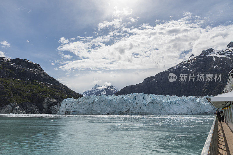 一艘船在玛格里冰川前，这是位于冰川湾的一个21英里(34公里)长的潮汐冰川