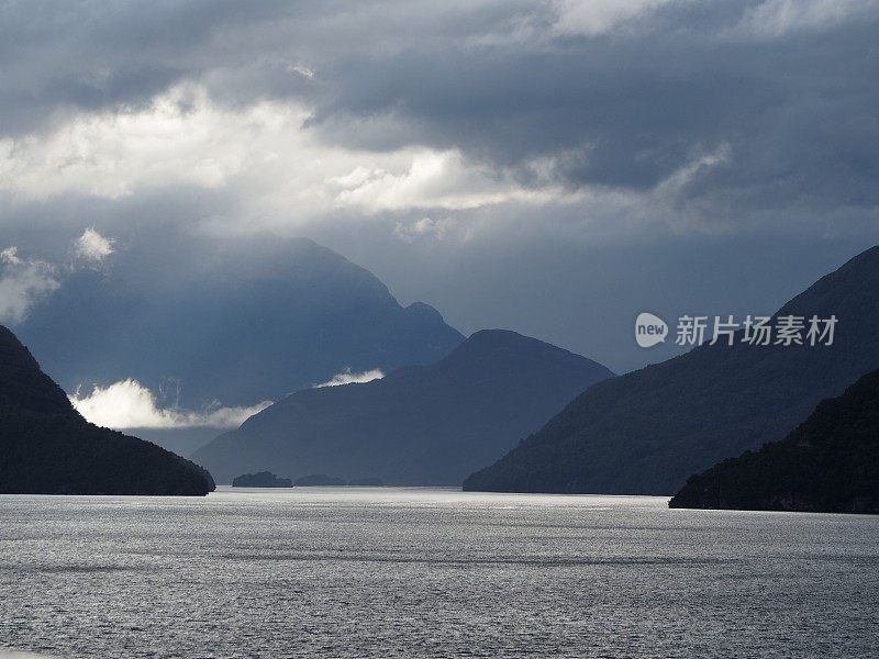 阴暗的山区的观点