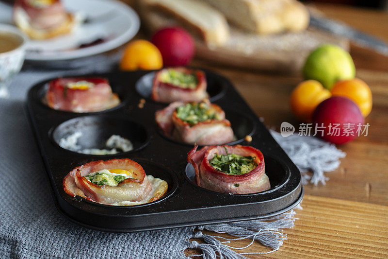 自制健康早餐:培根卷，鸡蛋和蔬菜碎