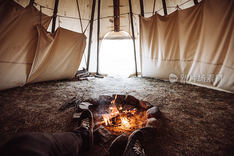 在帐篷里营火