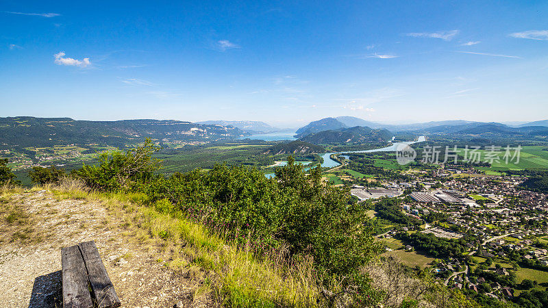 美丽的法国Bugey山从大哥伦比亚峰在Ain部门，与木制长凳凝视风景，罗纳河和著名的布尔热湖在夏天