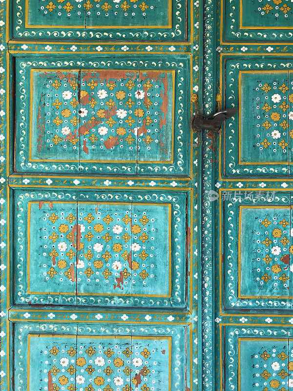 亚洲风格的旧绿松石漆橱柜，西班牙。