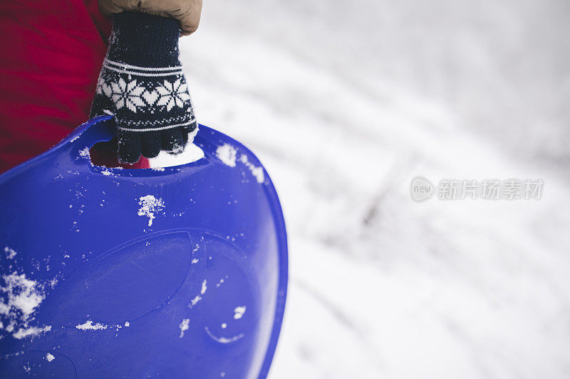 年轻女子拉着雪橇