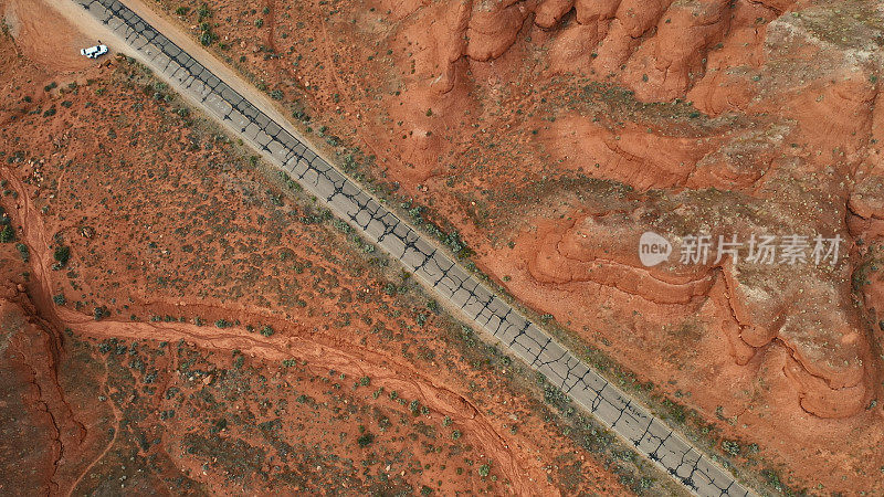 无人机在犹他州峡谷地附近的道路和荒地上空