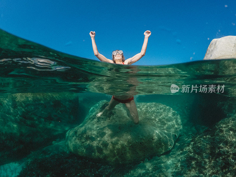 女人浮潜