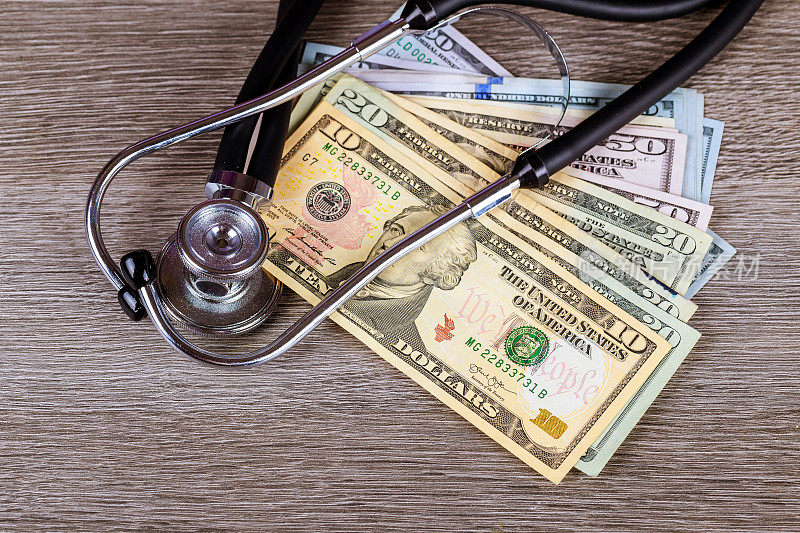美元纸币上的听诊器。医疗服务、健康保险的成本概念。
