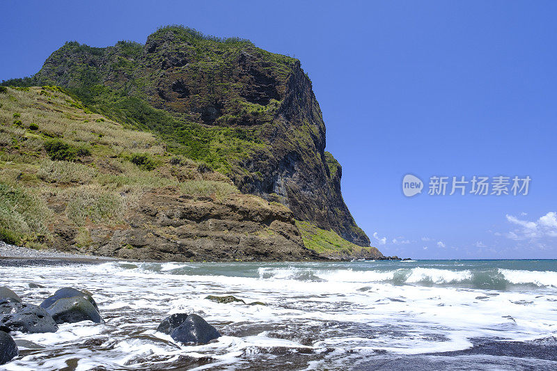 海浪冲击着马德拉岛海岸的波尔图达克鲁兹海滩