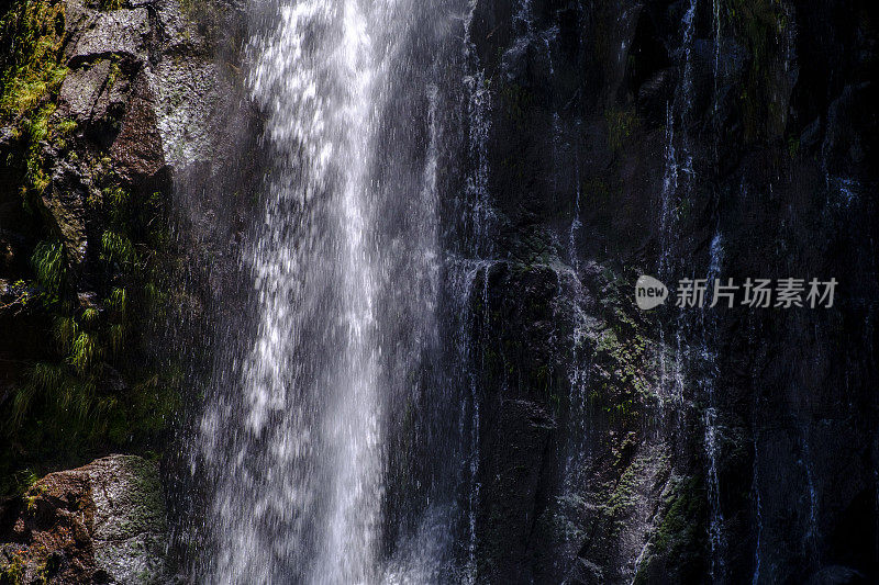 在美丽的夏日里，马德拉岛附近的山区里的里斯科瀑布Rabaçal和勒瓦达做里斯科步道