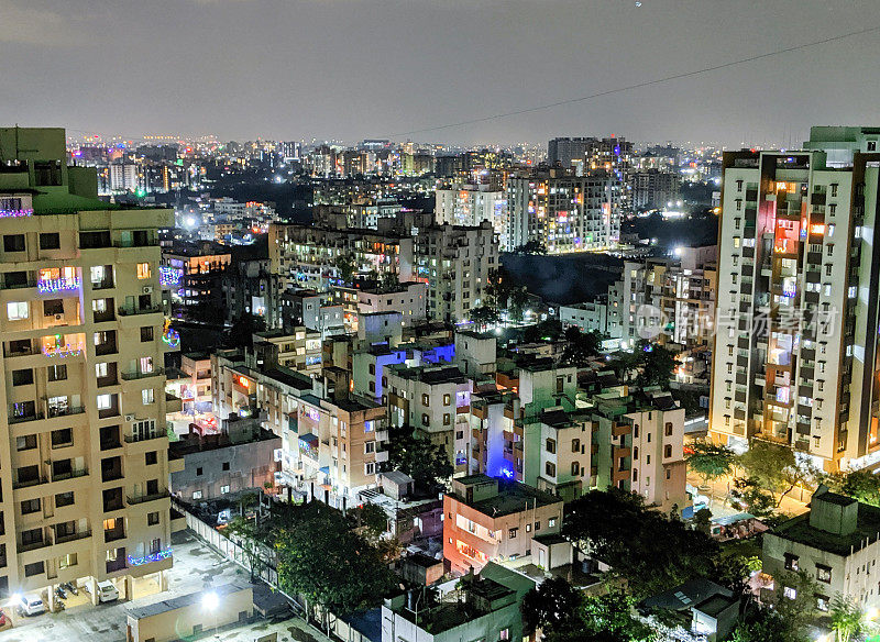 发展中的亚洲城市——排灯节期间印度浦那市的夜景