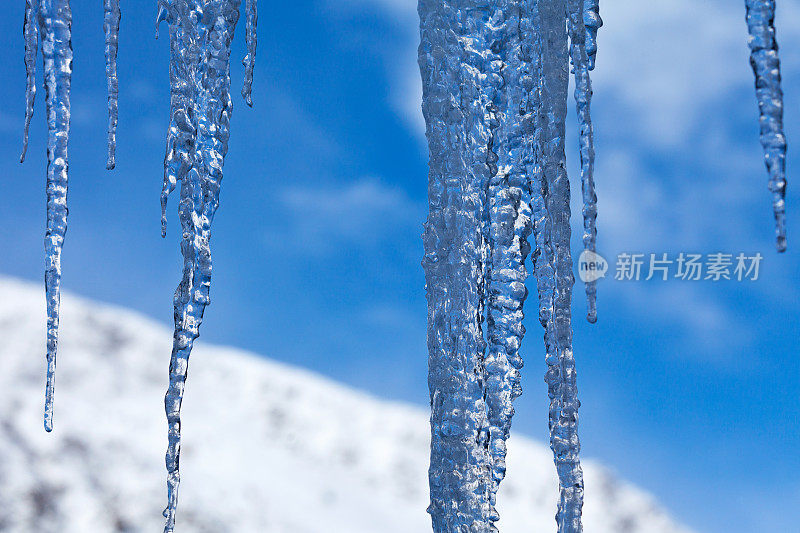 冰钟乳石前有一座白雪皑皑的山