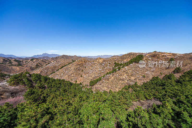 春天环绕北京的群山