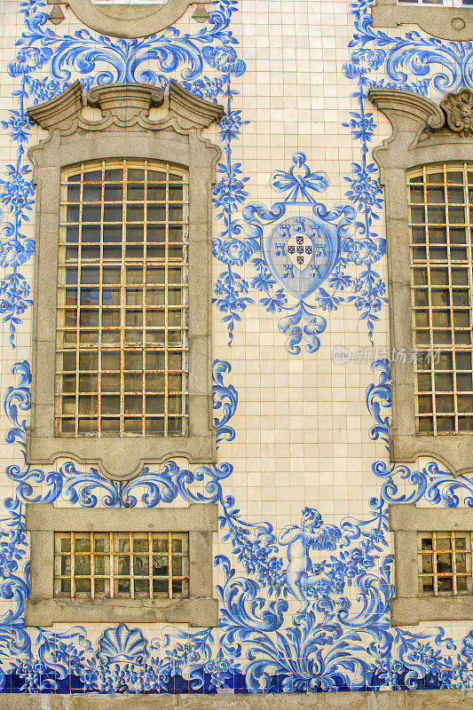 波尔图的一座教堂，立面上有著名的葡萄牙蓝色瓷砖