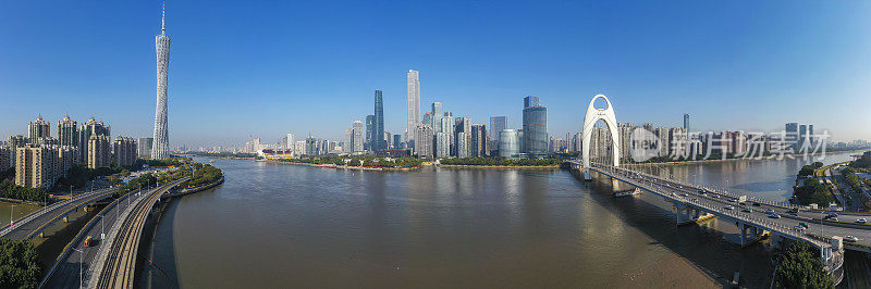 中国广东省广州市猎得大桥和珠江新城CBD的航拍照片
