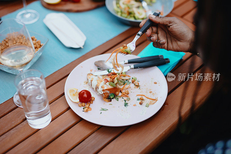 近距离观察餐桌上的素食