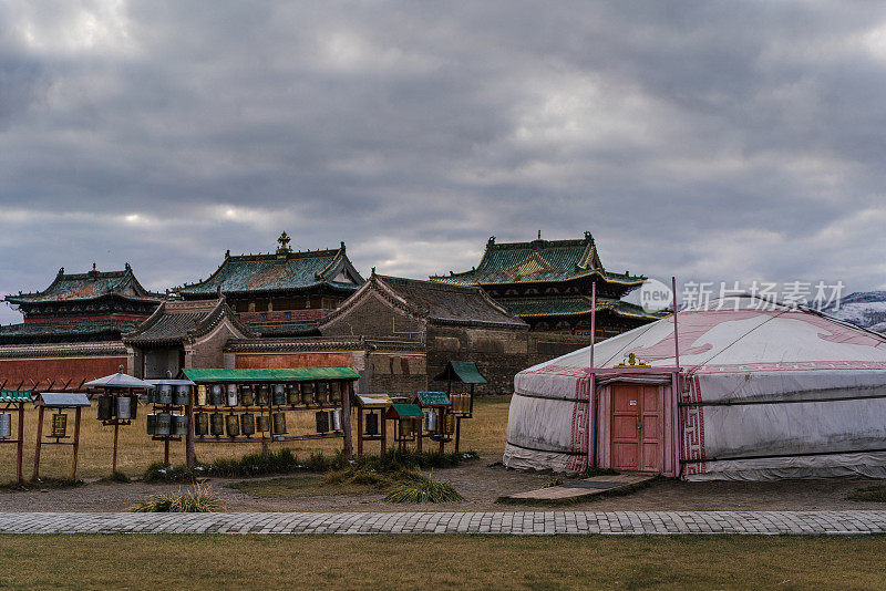 风景优美的蒙古族寺庙村