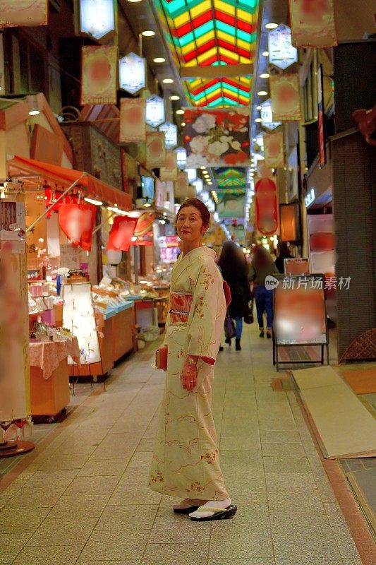 穿着和服的日本妇女走在京都的西木市场街上