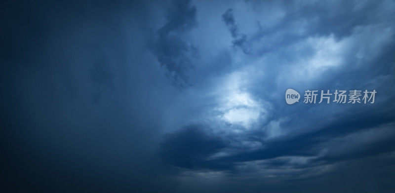 在夏天的雷雨中，黑暗的夜空中出现闪电