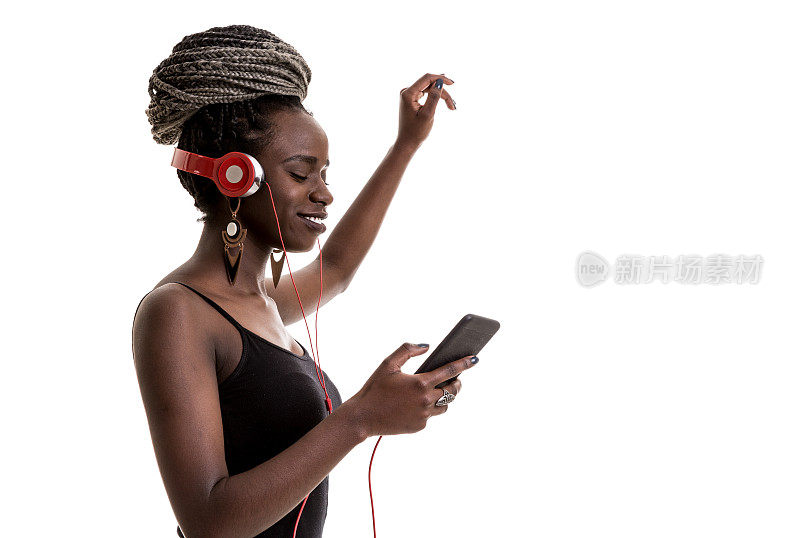 迷人的年轻非洲女人听音乐