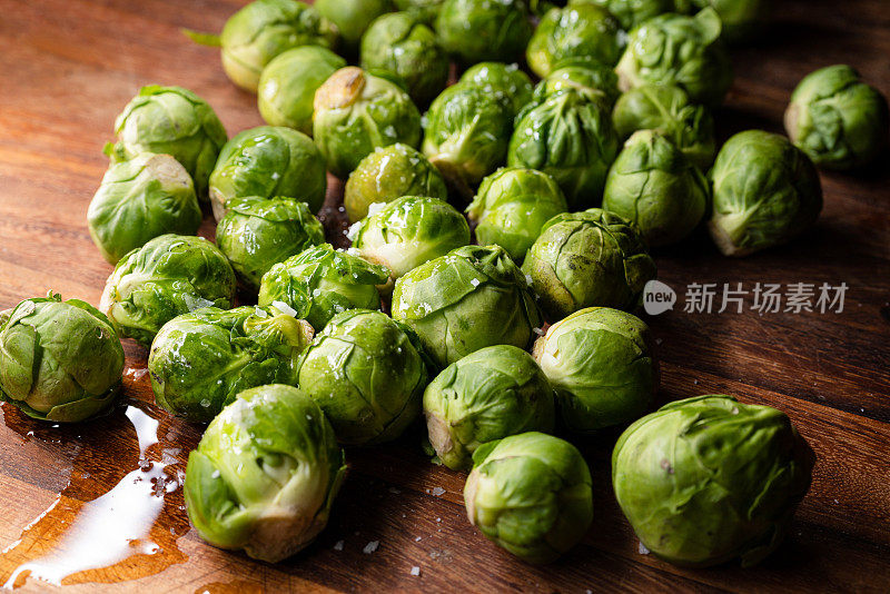 新鲜的球芽甘蓝加海盐和橄榄油