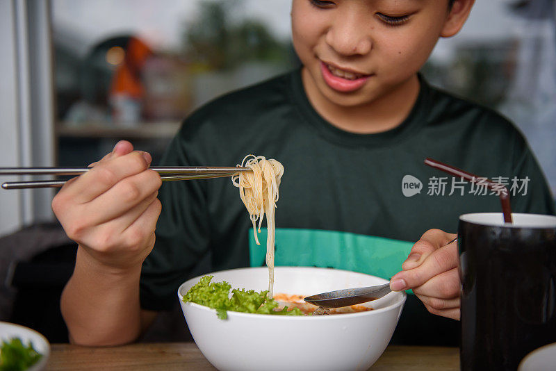亚洲男孩吃泰国汤团面条
