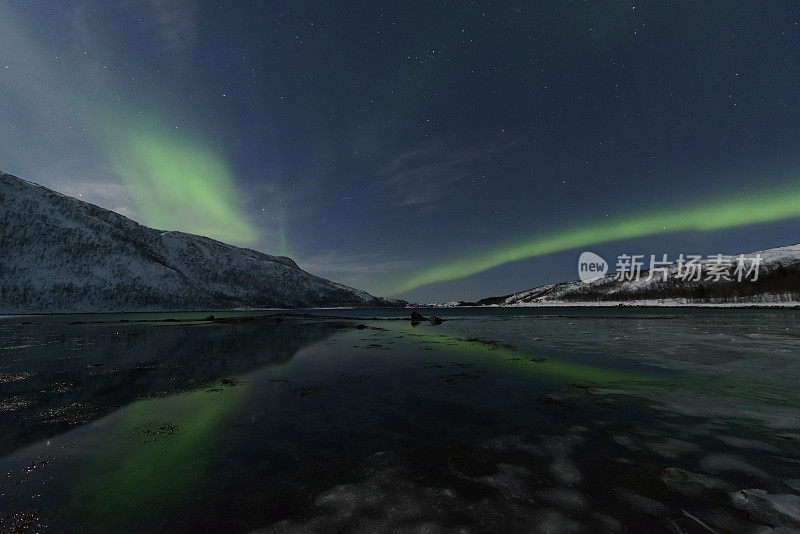 北极光挪威北部夜空中的北极光