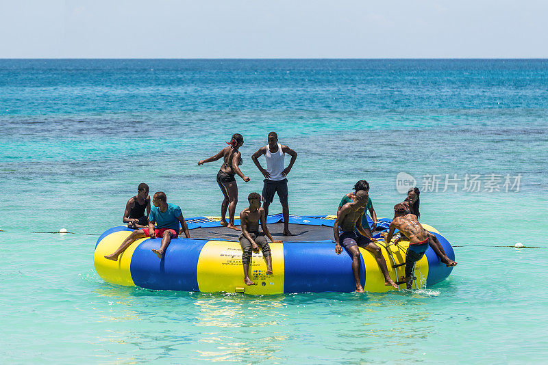 人们在牙买加奥乔里奥斯的渔民海滩上休息